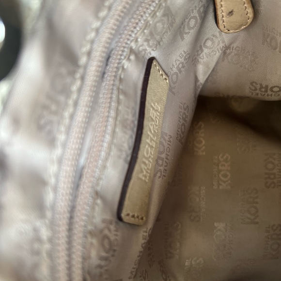 Michael Kors Logo Crossbody sling bag - Picture 3 of 6